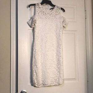 White lace dress. Cold shoulder. Size: L